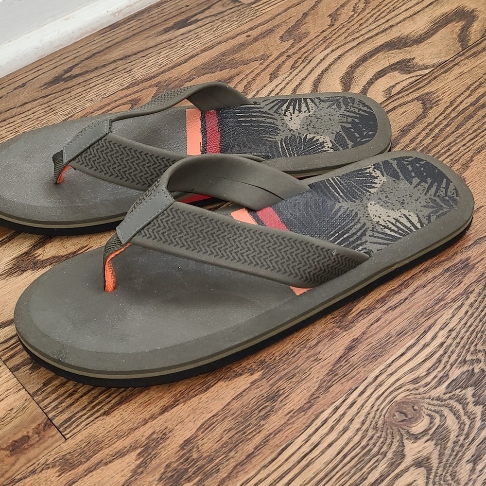 Mens Olive Green Flip Flops with Patterned Insole Size 10 NWOT - Picture 3 of 7